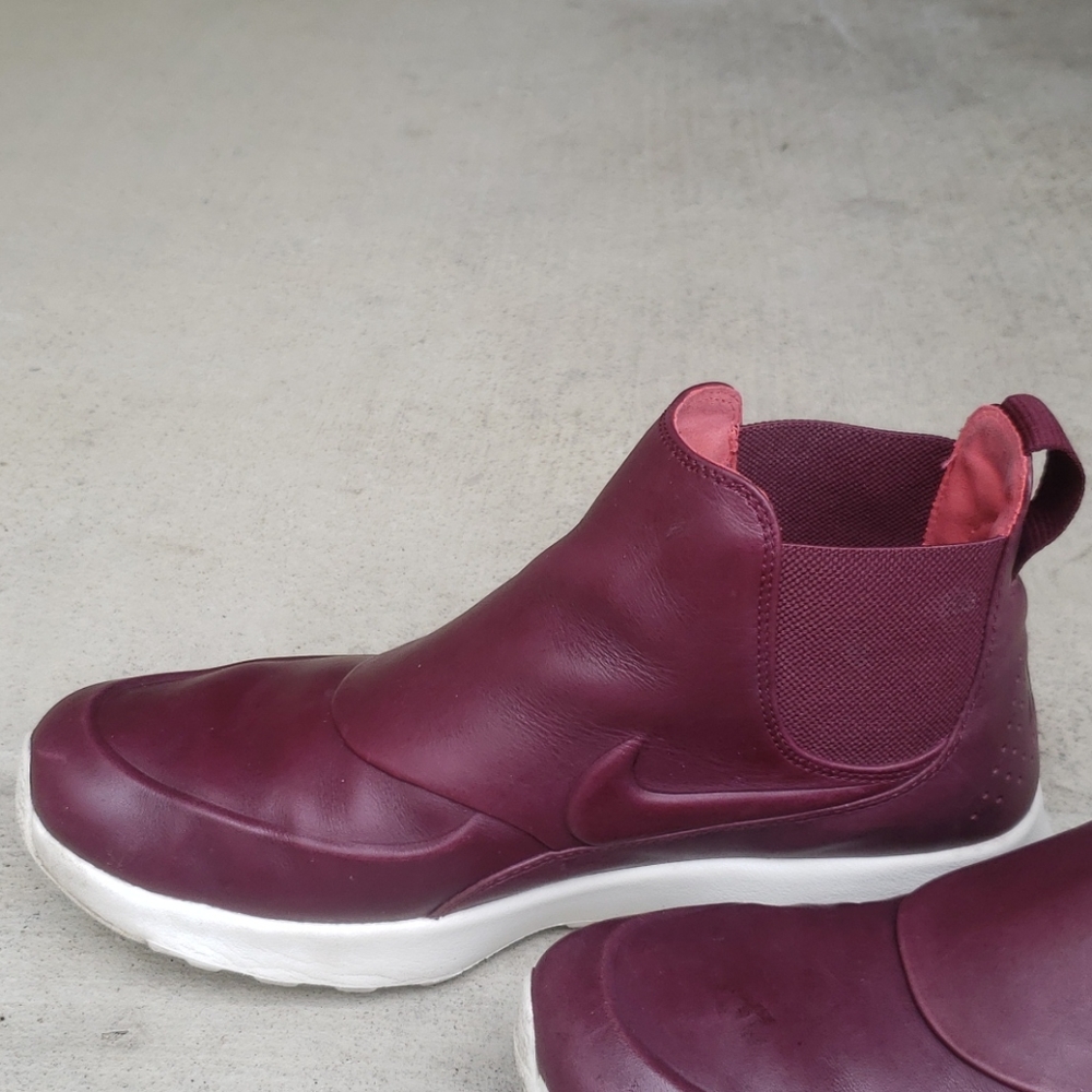 Nike Women’s Maroon Slip-On Sneakers with White Sole - Picture 4 of 8